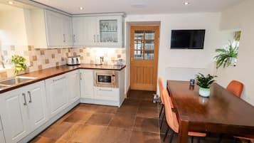 Mökki | Yksityinen keittiö | Jääkaappi, astianpesukone, vedenkeitin, leivänpaahdin