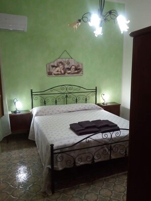 1 bedroom, iron/ironing board, bed sheets - Villa Maristella 1 a stone's throw from the sea (Capilungo)