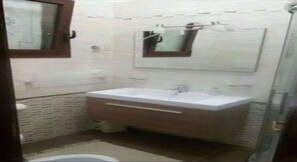 Dusche, Haartrockner, Bidet, Handtücher