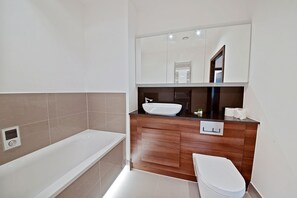 Máy sấy tóc, khăn tắm, xà phòng, dầu gội 