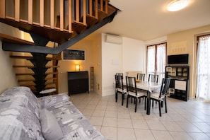 Appartamento Basic | Area soggiorno | TV 50 pollici con canali digitali