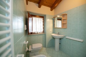 Appartamento Basic | Bagno | Doccia, bidet, asciugamani, sapone