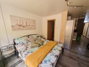 Studio (Lovely - modern & comfy - SA1(2)) | Free WiFi