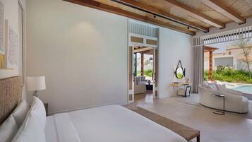 Une chambre d’hôtel moderne, dotée d’un grand lit, d’un canapé, d’une petite table et offrant une vue sur l’extérieur.