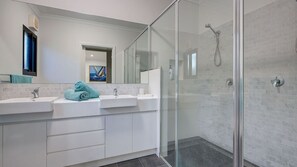 Badewanne, Haartrockner, Handtücher