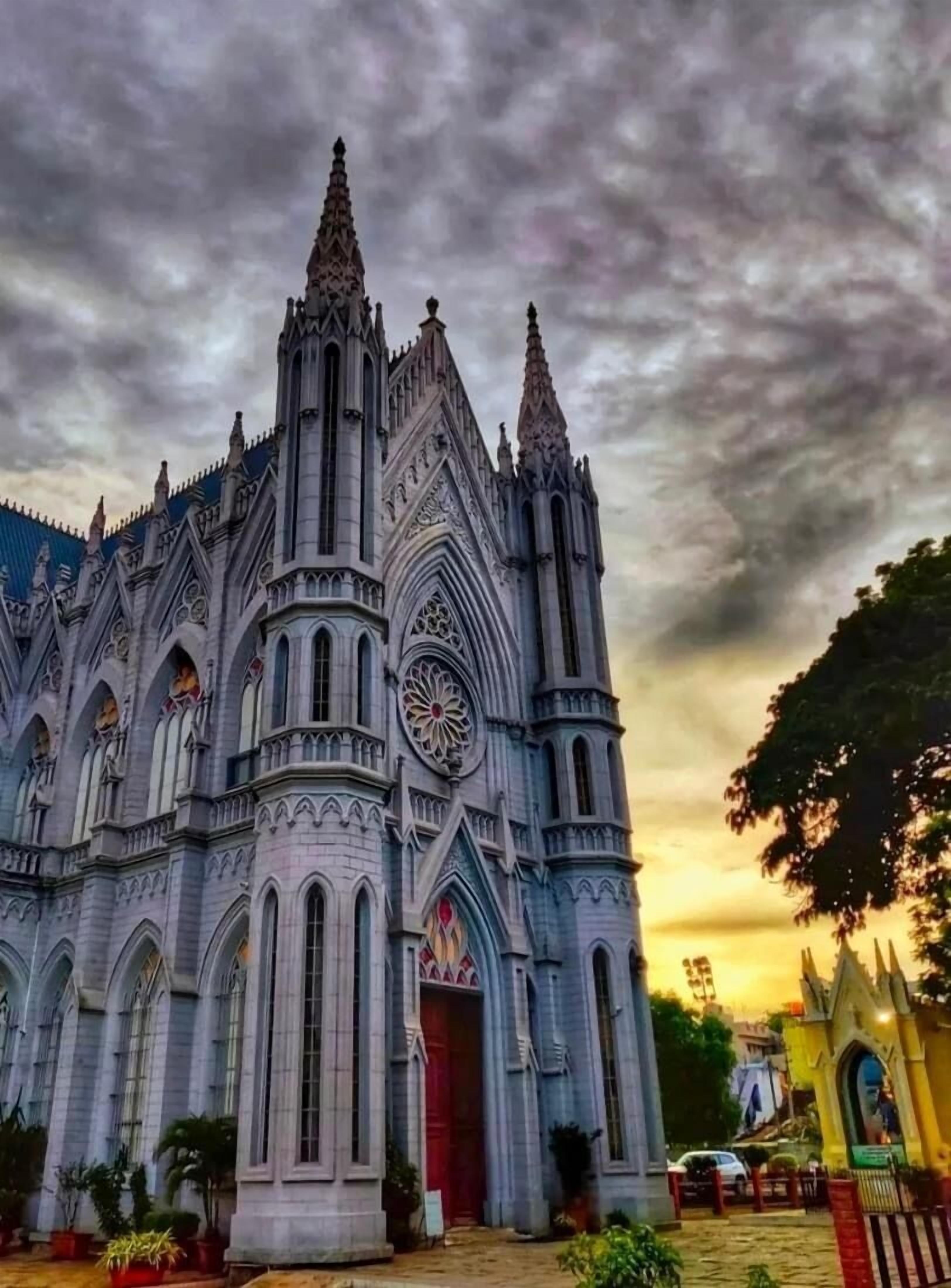 Una iglesia de estilo gótico con arcos apuntados y un gran rosetón.