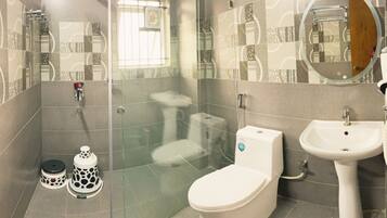 Shower, rainfall showerhead, free toiletries, hair dryer