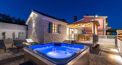 Sanya - Stone House With Outdoor hot tub - H