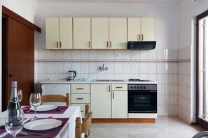 Departamento (Stivy - 30m from beach - A4 1.kat(2+2) | Área de sala de estar | Televisión