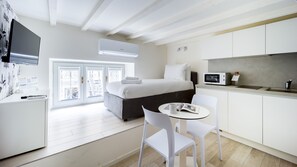 Studio, 1 lit une place, coin cuisine | Coin séjour | Télévision à écran plat