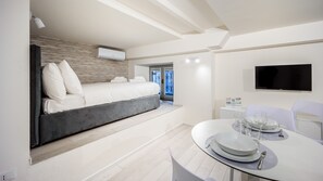 Studio, Non Smoking, Microwave | Iron/ironing board, cribs/infant beds, free WiFi, bed sheets