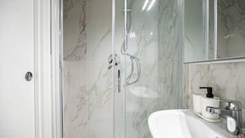 Appartamento, 1 letto singolo, angolo cottura | Bagno | Doccia, set di cortesia gratuito, asciugacapelli, asciugamani