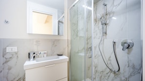 开间, 1 张双人床, 简易厨房 | 浴室 | 淋浴设施、免费洗浴用品、吹风机、毛巾