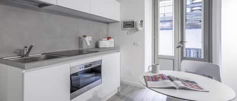 Studio, 1 lit double, salle de bains privée | Coin cuisine privé | Grand réfrigérateur, micro-ondes, plaque de cuisson, machine à expresso