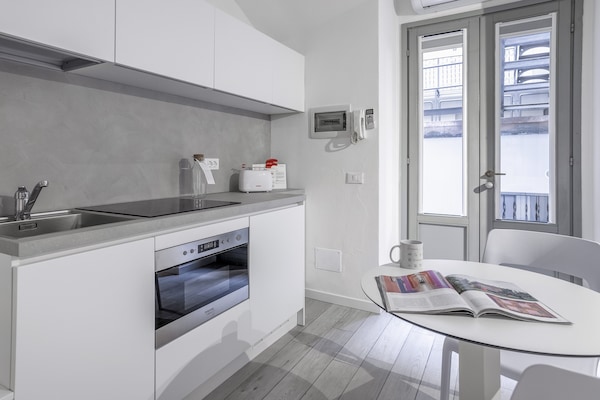 Studio, 1 Double Bed, Private Bathroom | Private kitchenette | Full-size fridge, microwave, stovetop, espresso maker