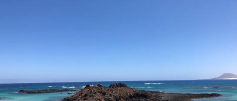 Una spiaggia nelle vicinanze, lettini da mare, teli da spiaggia