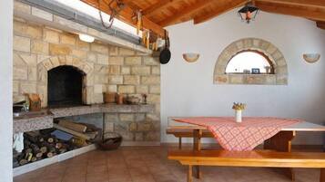 Apartment (Stivy - 30m from beach - A2 prizemlje) | Fireplace