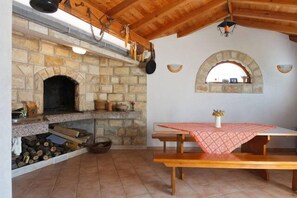 Apartment (Stivy - 30m from beach - A2 prizemlje) | Fireplace