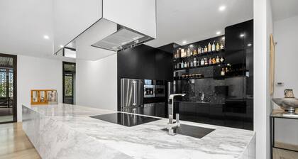 Hideaway on Deal - Luxurious Architecturally Designed 4 Bedroom Home