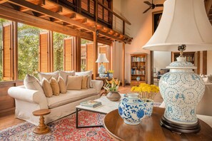 Smart-TV, BĂŒcher, Stereoanlage, Drucker