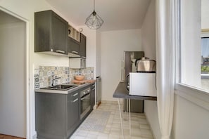 Fridge, microwave, oven, stovetop