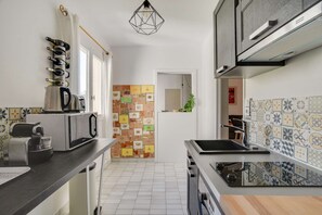 Een koelkast, een microgolfoven, een oven, een kookplaat