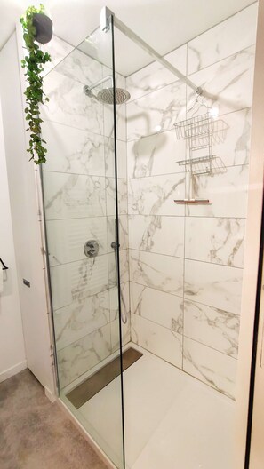 Dusche, Haartrockner, Handtücher