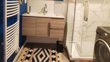 Douche, sèche-cheveux, serviettes fournies