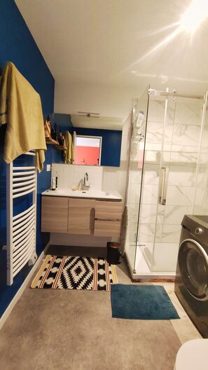 Shower, hair dryer, towels - Your Stopover - Magellan Cinema (Niort)