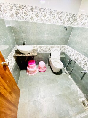 Combined shower/bathtub, towels