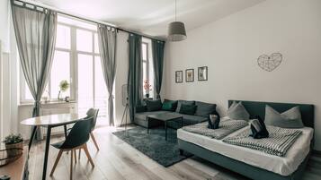 Estudio | Área de sala de estar | Televisión de pantalla plana de 52 pulgadas con canales digitales