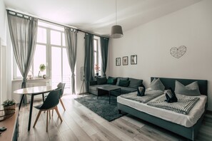 *Industrial* Studio with Kitchen and Balcony | Living area | 52-inch flat-screen TV with digital channels, TV - Luga Homes - Gewandhaus (Leipzig)