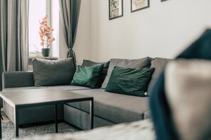 *Industrial* Studio with Kitchen and Balcony | Living area - Luga Homes - Gewandhaus (Leipzig)