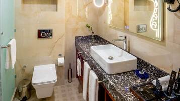 Habitación superior con 1 cama doble o 2 individuales | Baño | Albornoces, zapatillas y toallas