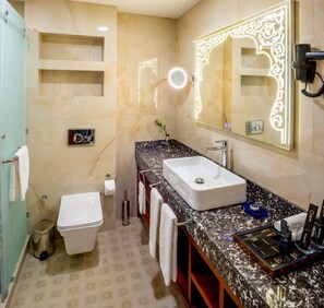 Chambre supérieure double ou avec lits jumeaux | Salle de bain | Pantoufles, serviettes fournies