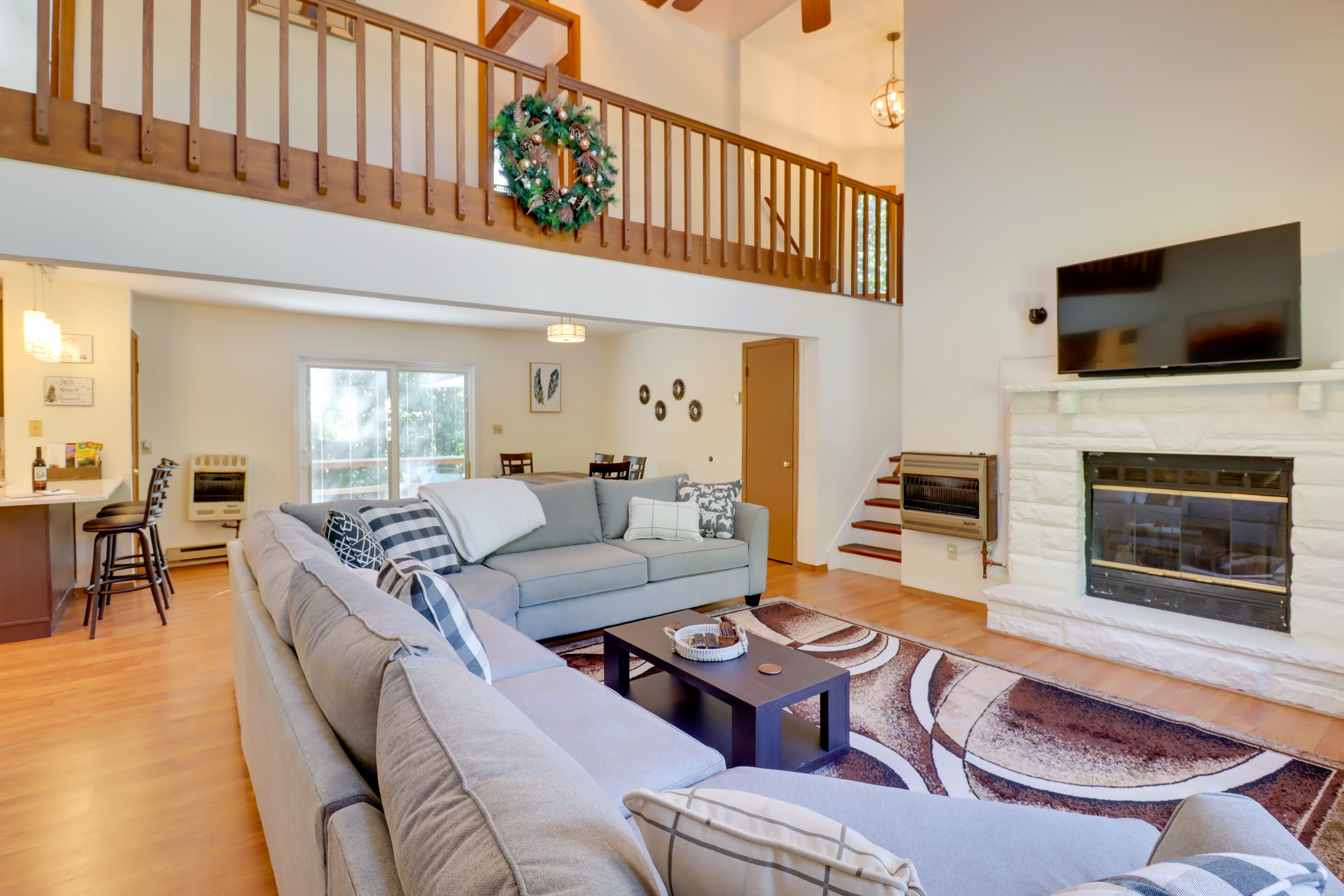 Tobyhanna Cabin w/ Deck, Fire Pit + Game Room!