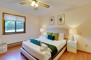 3 bedrooms, iron/ironing board, travel cot, Internet - Poconos Cabin: Serene Deck, Fire Pit & Game Room (Tobyhanna)