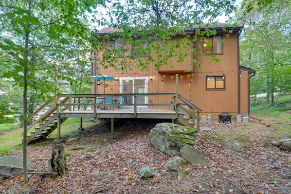 Terrace/patio - Poconos Cabin: Serene Deck, Fire Pit & Game Room (Tobyhanna)