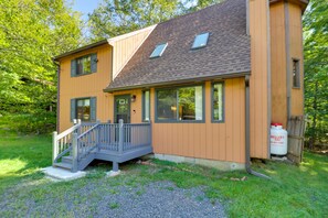 Exterior - Poconos Cabin: Serene Deck, Fire Pit & Game Room (Tobyhanna)
