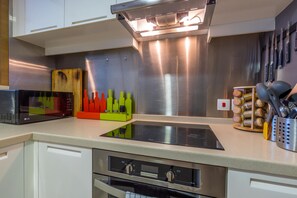 Frigorífico, microondas, horno y placa de cocina