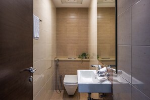 Bathtub, hair dryer, towels, soap - Amazing 1 BD in Marina with Sea View (Dubai)