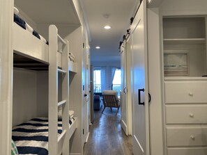 1 habitación, escritorio, internet y despertador 