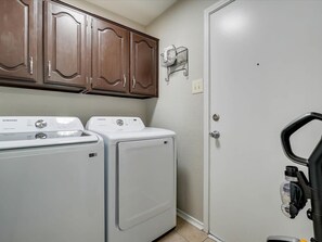 Interior - Texan Hideaway - Cozy, Convenient, Comfortable! (Lewisville)