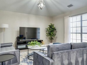 Flat-screen TV, fireplace, Netflix, streaming services