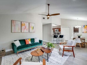 Flat-screen TV, fireplace, Netflix, streaming services - Texan Hideaway - Cozy, Convenient, Comfortable! (Lewisville)