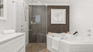 Dusche, Whirlpool, Haartrockner, Handtücher