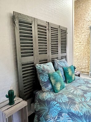 5 bedrooms, iron/ironing board, free WiFi, bed sheets