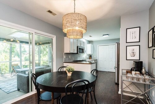 Charming 4 bed home with water views-mins to UNC