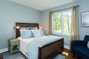 4 bedrooms, iron/ironing board, travel cot, WiFi - Charming 4 bed home with water views-mins to UNC (Chapel Hill)