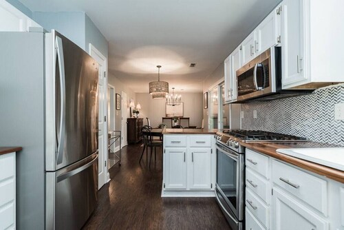 Charming 4 bed home with water views-mins to UNC